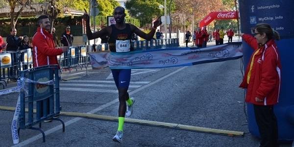 L'atleta africà Ezequiel Kiyogo trenca el rècord de la Mitja Marató i el deixa en 1.06' 15"