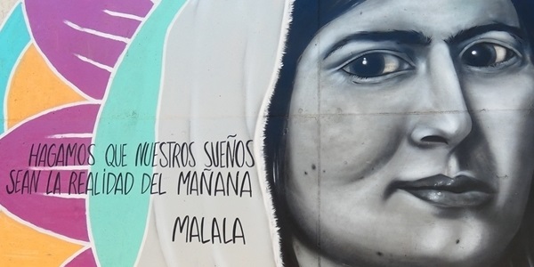 Un mural d'homenatge a la pau,  la convivència i la lluita per l'educació per a totes i tots