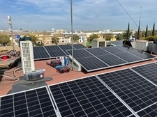 Instal·lació de plaques solars per a la producció d'energia elèctrica