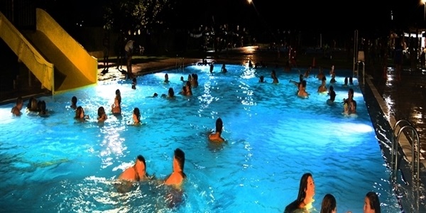 Comencen les nits a les piscines lúdiques del Poliesportiu