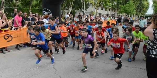 Més de 500 xiquetes i xiquets participen en la 5a Cursa Infantil Caixa Rural de Torrent